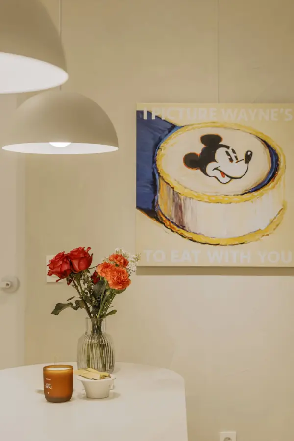 팝아트와 플라워가 어우러진 감성 라운지 공간